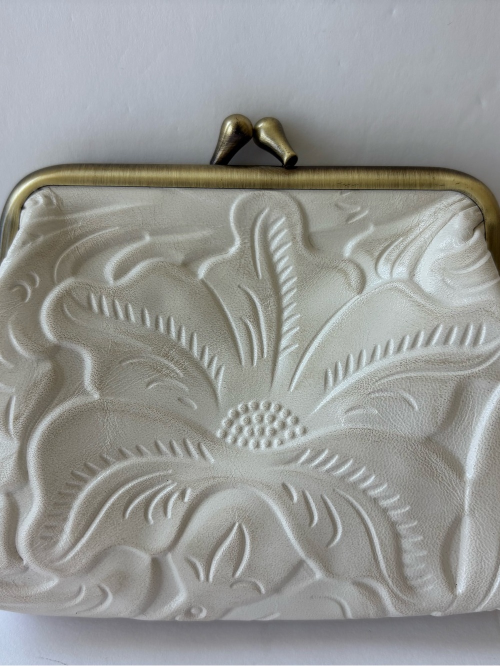 Patricia Nash leather latte Embossed Floral Kiss-Lock coin purse - Picture 2 of 6